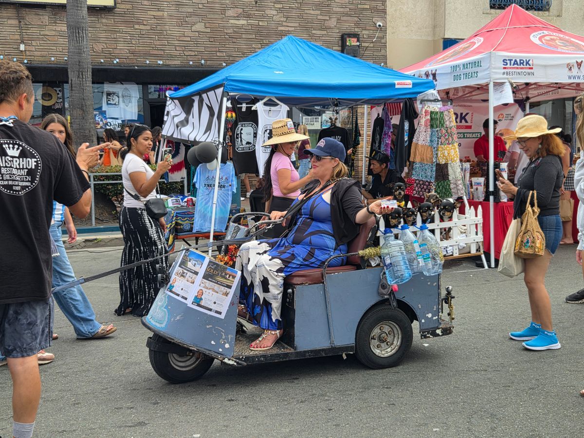 Golf carts cruising Ocean Beach, San Diego 92107 โ photo 1