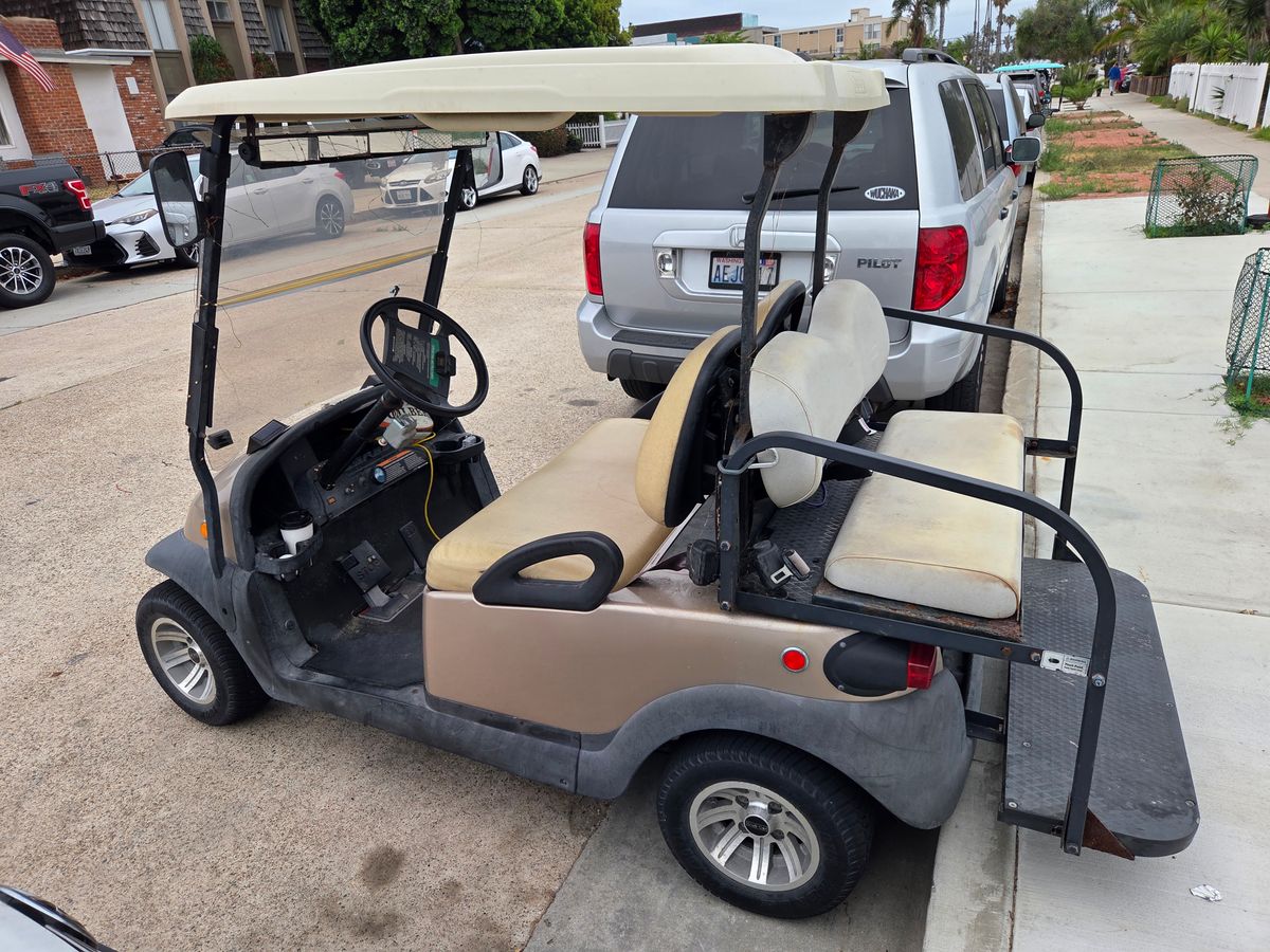 Golf cart parked in Ocean Beach, San Diego โ photo 4