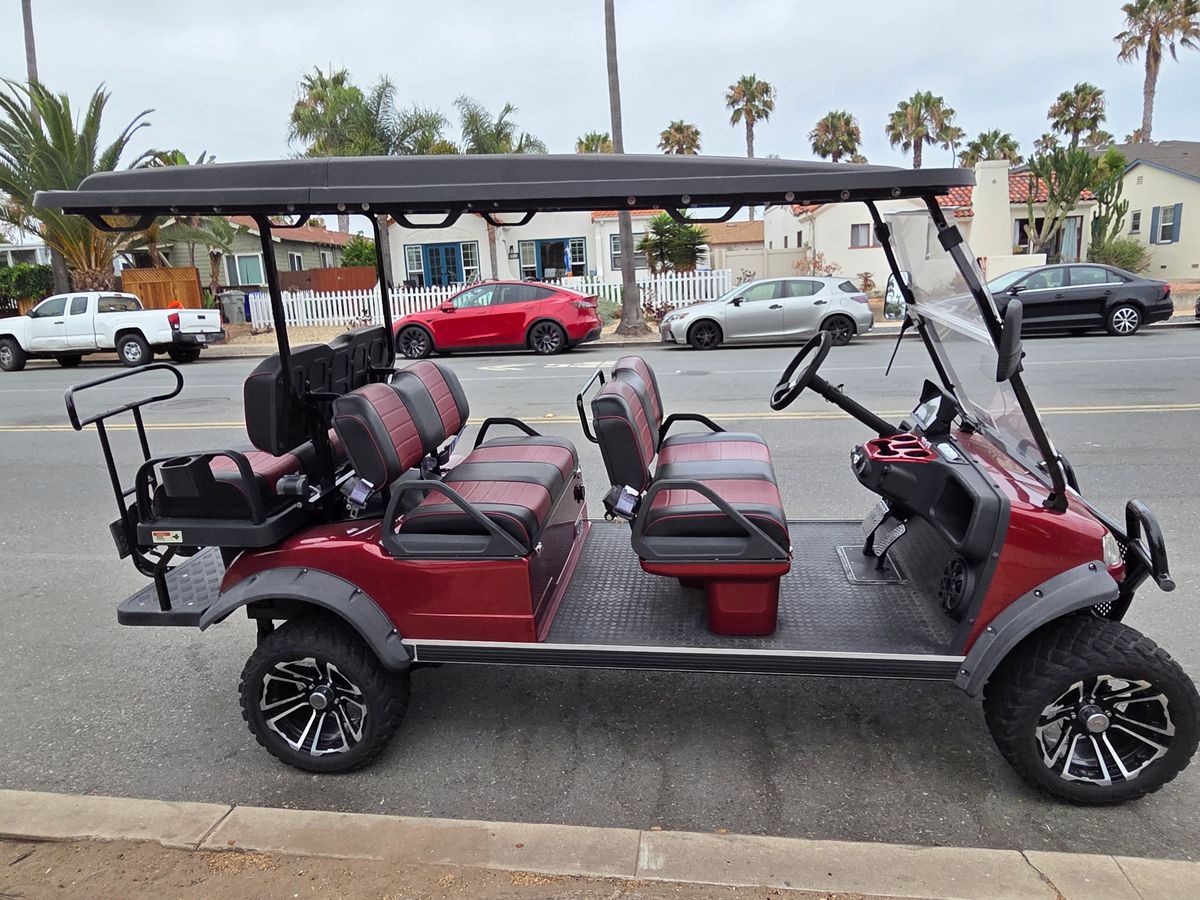 Golf cart on a street in Ocean Beach, San Diego โ photo 8
